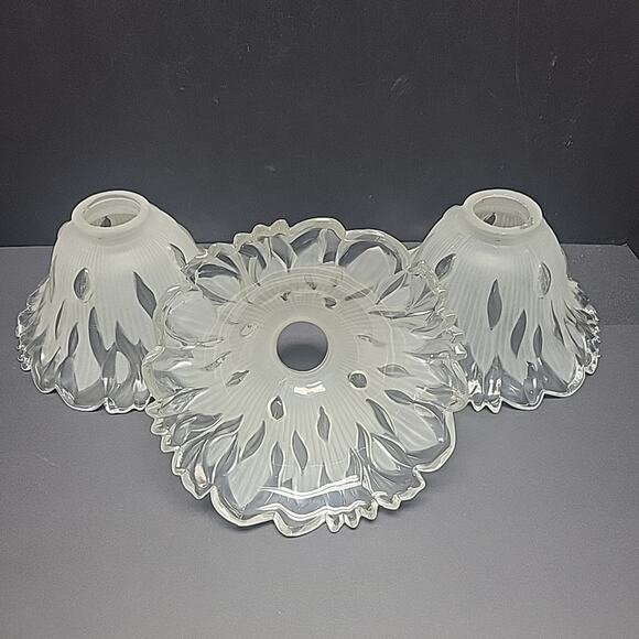 4"H x 7.5"W x 2" Fitter FROSTED & CLEAR GLASS Fan Shade Globe Quorum NEW 2512 - Picture 1 of 16